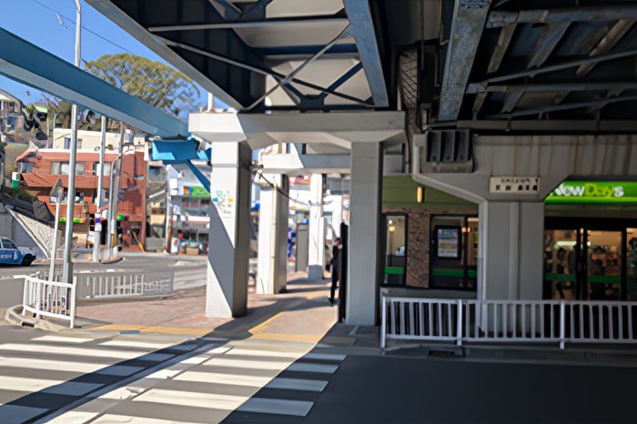 看板をすぎて横断歩道を渡って真っ直ぐ前に進んでください。セブンイレブンとみずほ銀行ATMが目印です。