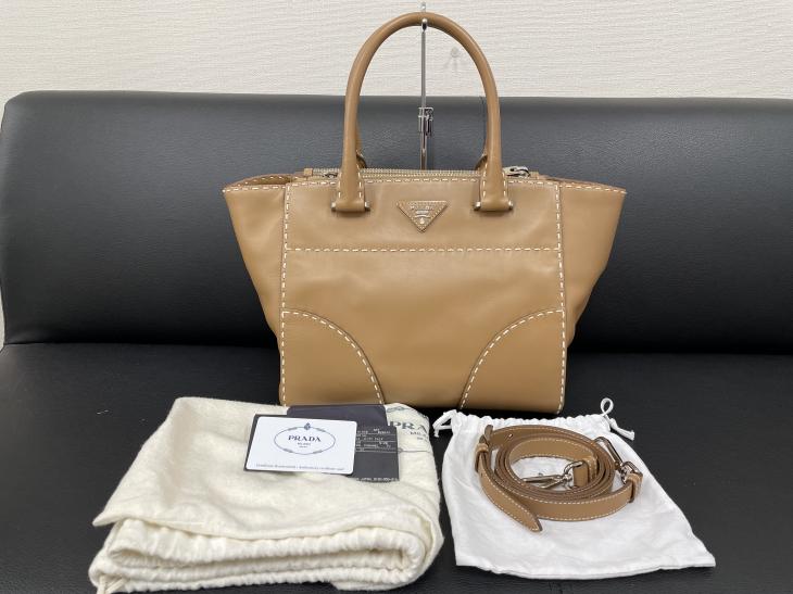 国内正規品・ギャンランティーカード付きでプラダのバッグお買取！